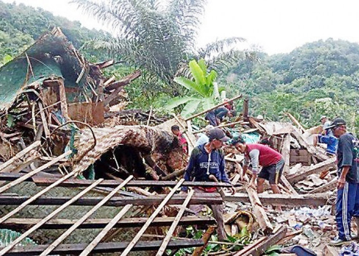  Di Garut, Bencana Tanah Longsor Menggerus 4 Rumah dan Timpa Sepeda Motor 