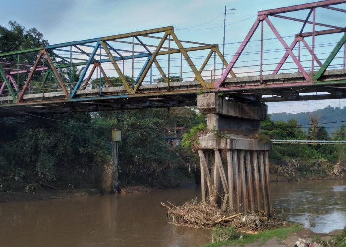 Tiga Ruas Tiang Penyangga Jembatan Baru Patah, Diduga Diterjang Arus Sungai Citanduy