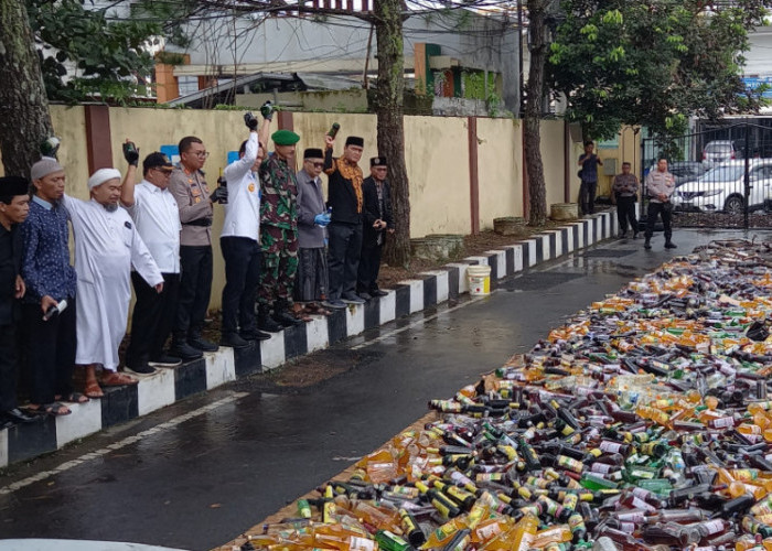 Puluhan Ribu Botol Miras dan Knalpot Bising Hasil Razia Selama Ramadhan di Tasikmalaya Dimusnahkan