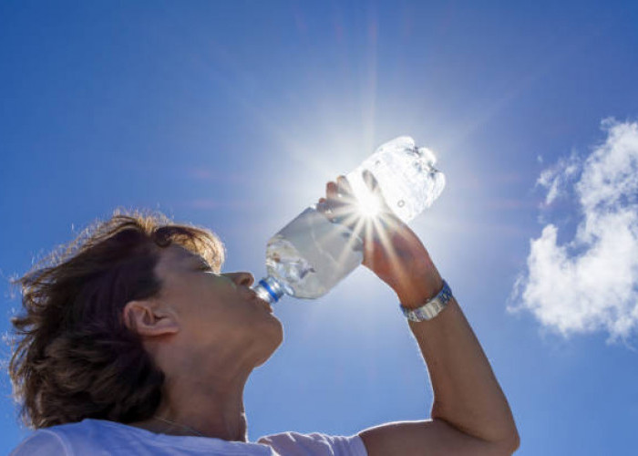 Awali Hari Ini Dengan Banyak Minum Air, Antisipasi Dehidrasi di Cuaca Panas