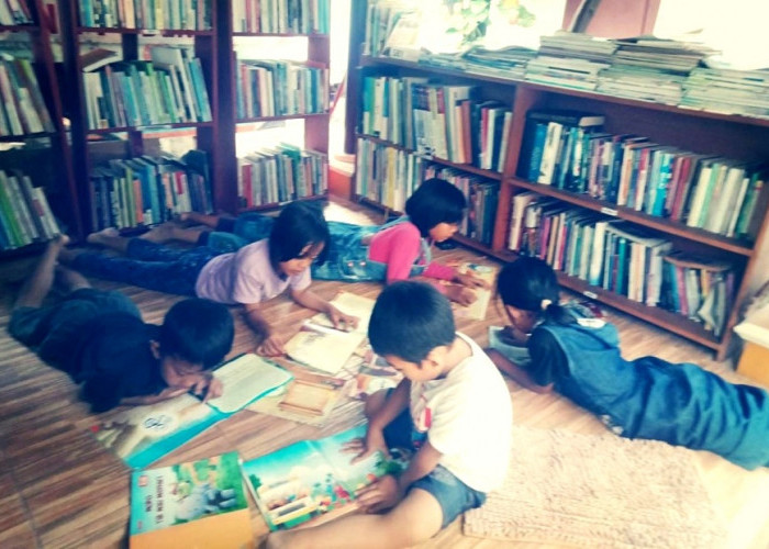 Mengisi Waktu Ngabuburit, Anak-anak di Kota Banjar Membaca Buku di Ruang Baca Komunitas