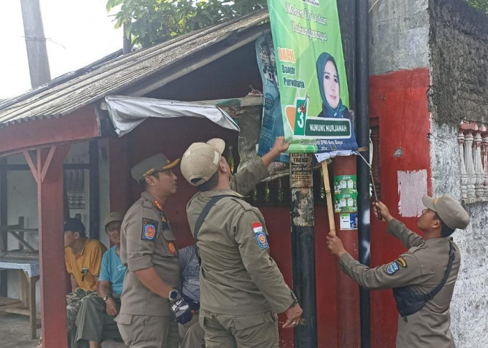Petugas Gabungan di Kota Banjar Tertibkan Ratusan Alat Peraga Kampanye yang Melanggar Aturan