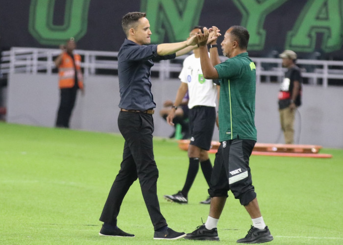 Uston Nawawi Gantikan Paul Munster Dampingi Persebaya Lawan Arema FC, Ini Penjelasannya