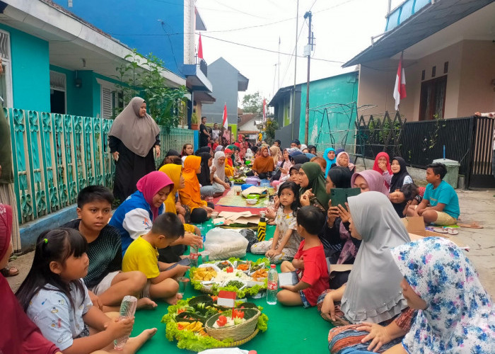 Warga Ciranjang Pererat Kebersamaan Lewat Makan Bareng 77 Nasi Tumpeng