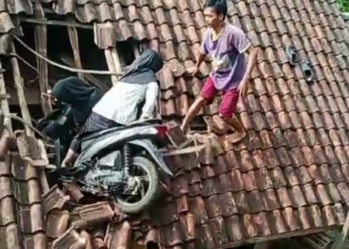 Viral! Seperti Ini Cerita Sepeda Motor Sampai Terbang ke Atas Genting Rumah Warga di Culamega Tasikmalaya