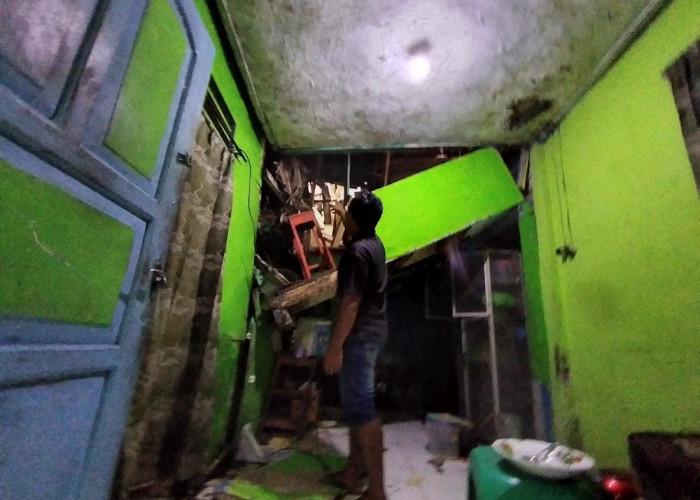Tak Ada Hujan dan Angin, Rumah Linmas di Kota Banjar Tiba-tiba Ambruk Saat Pemiliknya Tertidur