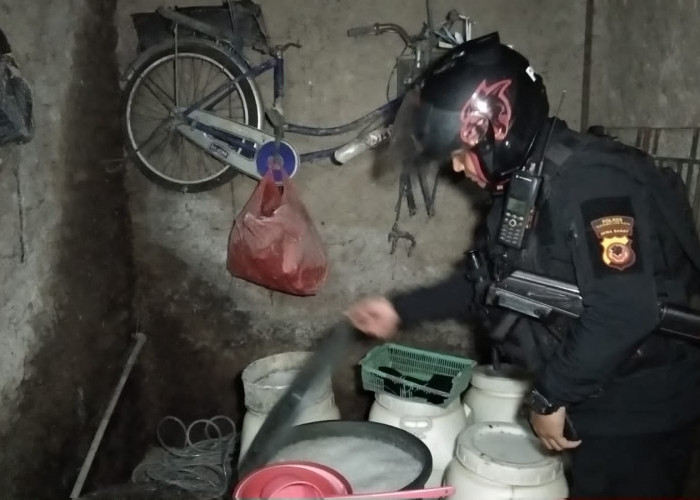 Polisi Gerebek Rumah Dijadikan Gudang Miras di Tamansari