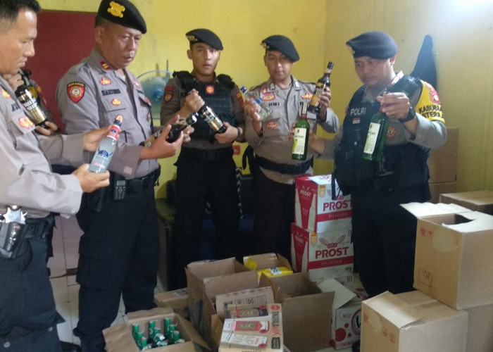 Polisi Gerebek Rumah Kontrakan di Cipedes Tasikmalaya yang Dijadikan Gudang Minuman Keras