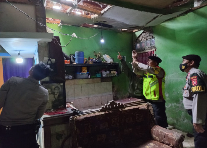 Menyentuh Hati, Ini yang Dilakukan Anggota Polsek Mangkubumi Tasikmalaya saat Dapur Rumah Warga Ambruk