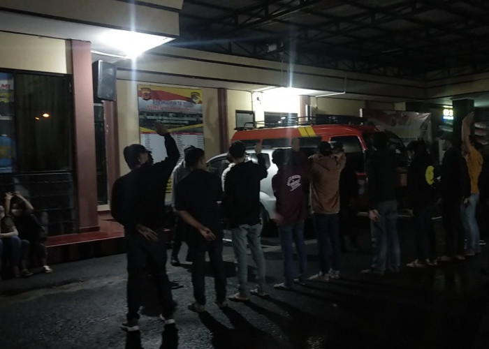 Waduh! Pesta Miras Belasan Muda-mudi di Areal Belakang Eks Setda Kabupaten Tasik Jalan Pemuda