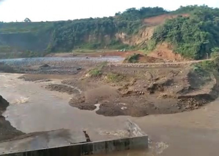 Tanggul Inlet Terowongan Proyek Strategis Nasional Bendungan Leuwikeris Jebol, Belasan Alat Berat Terendam