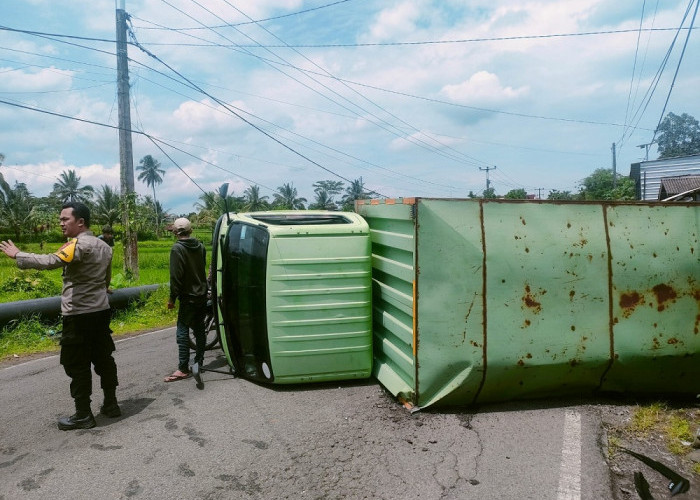 Gegara Pecah Ban, Mobil Box Muatan Air Mineral Terguling di Jalan Manonjaya Tasik