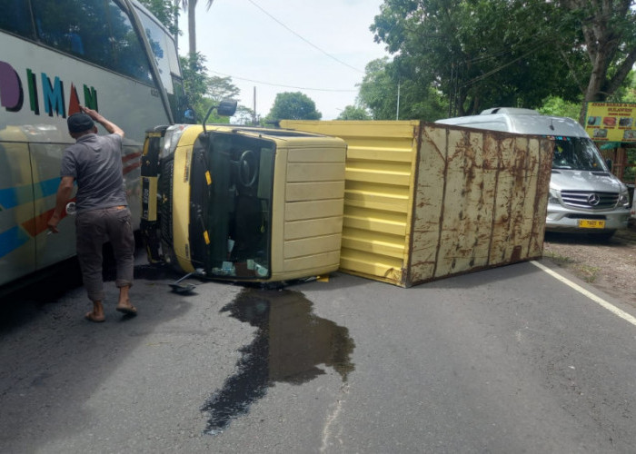 Ban Belakang Meledak, Truk Box Terguling di Jalan Raya Jamanis-Ciawi  