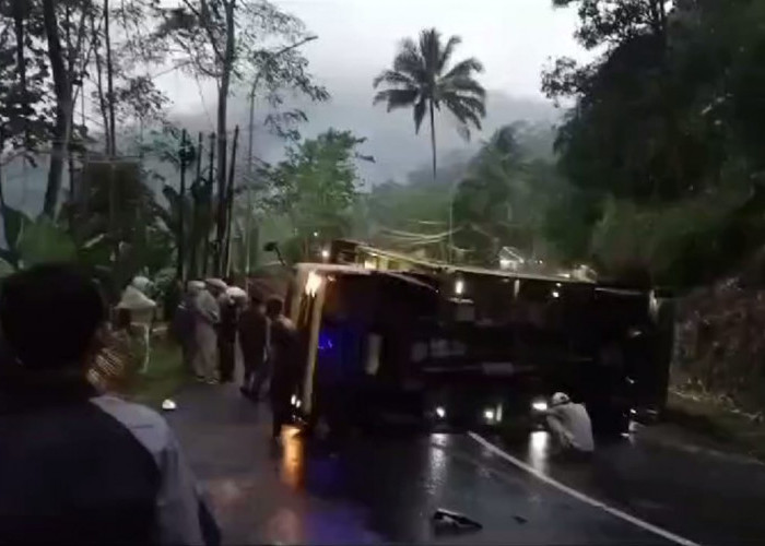 Truk Terbalik di Tanjakan Bohong Salawu Tasikmalaya, Pengendara Motor Terjepit dan Luka Serius