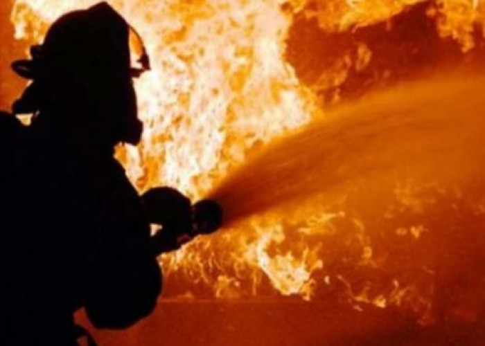 MALAM INI, Depo Pertamina Plumpang Terbakar, Warga Sekitar Kebakaran Mengungsi, Pemadaman Api Terus Dilakukan
