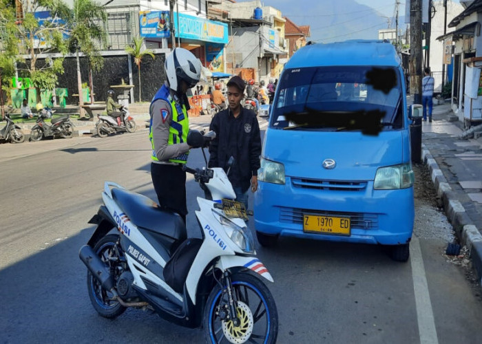 Sering Berhenti di Sembarang Tempat, Angkutan Umum Kabupaten Garut Ditertibkan Polisi