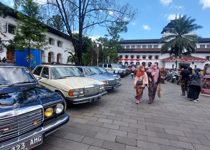 Mobil Antik dan Motor Sisa Perang Dipamerkan di Gedung Sate, Kemeriahan HUT ke-77 Jawa Barat