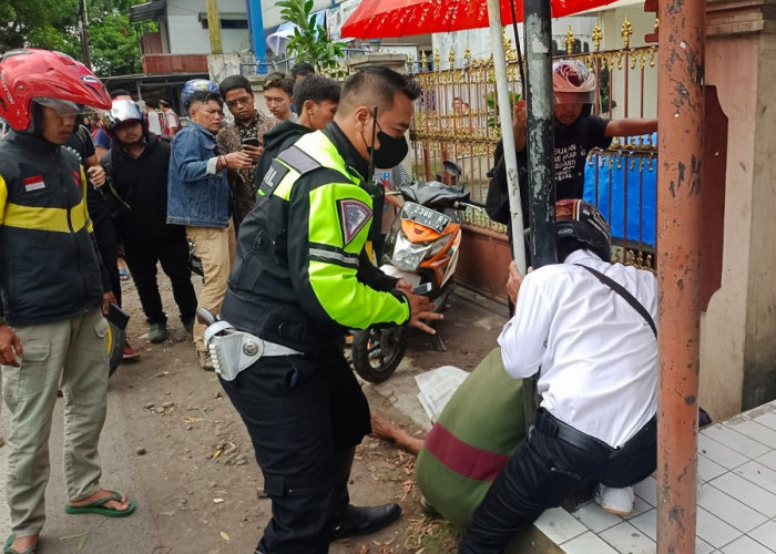 Kecelakaan Lalu Lintas, Pemotor Tewas Usai Tabrak Pejalan Kaki di Singaparna Terekam CCTV