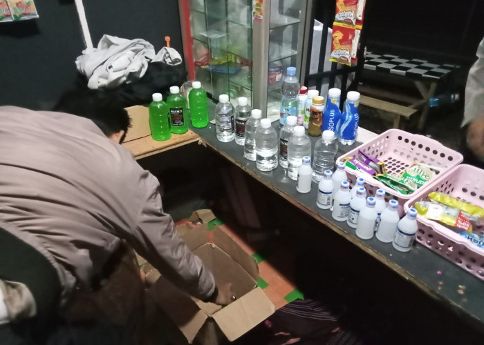 Polres Tasikmalaya Kota Razia Miras, Puluhan Botol Arak Bali Disita di Cisayong  