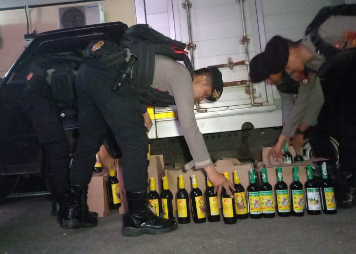 Jelang Pilkada, Polisi di Kota Tasikmalaya Gagalkan Peredaran Ratusan Botol Miras dari Dua Mobil