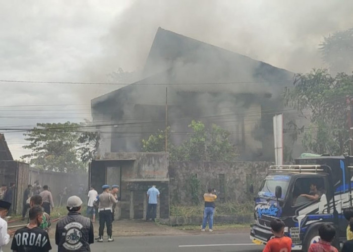 Gudang Barang Bekas di Mangunreja Tasikmalaya Terbakar, Kerugian Capai Rp500 Juta