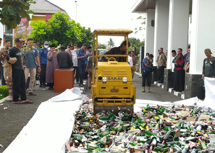 Ribuan Botol Minol Dimusnahkan di Bale Kota Tasik, Hasil Razia Kamar Kosan, Warung dan Toko Kelontongan