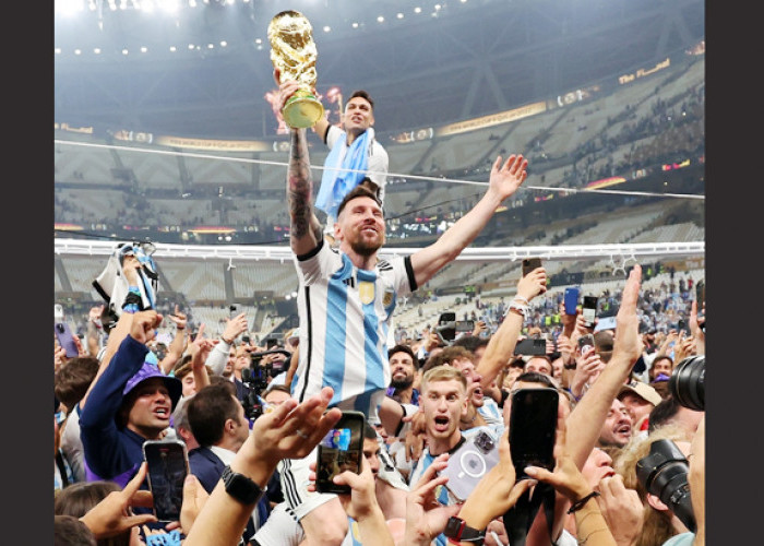 Ada Ada Aja, Antonio Cassano Rayakan kemenangan Lionel Messi dengan Nyemplung ke Kolam Malam Hari