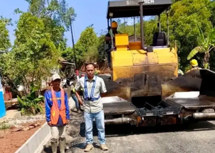 Puluhan Tahun Dinanti, Jalan Cireundeu-Cihanura Tasikmalaya Akhirnya Diaspal Hotmix