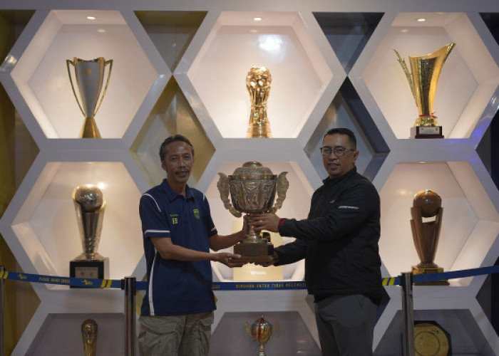 Membanggakan, Persib Dapat 2 Trofi yang Bersanding dengan Piala ISL 2014 