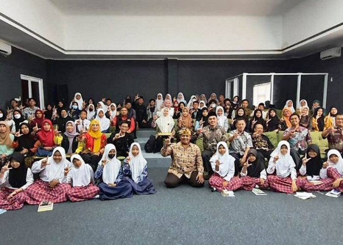 Ruang Baca Komunitas Luncurkan Buku Hari-hari Puisi dan Anugrahi 7 Tokoh Peduli Literasi Kota Banjar