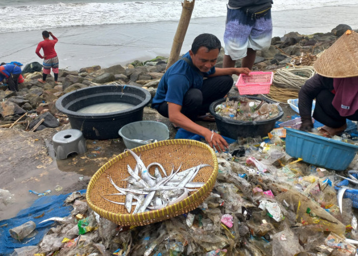Nelayan Pangandaran Kian Tertekan, Jala Penuh Sampah Plastik Bikin Hasil Tangkapan Menurun