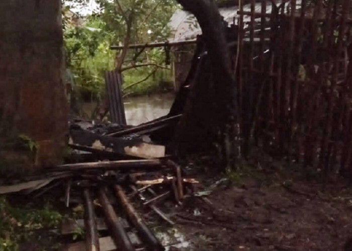 Sambaran Petir, Saung dan Kandang Ayam di Jalan Saptamarga Kota Tasik Terbakar