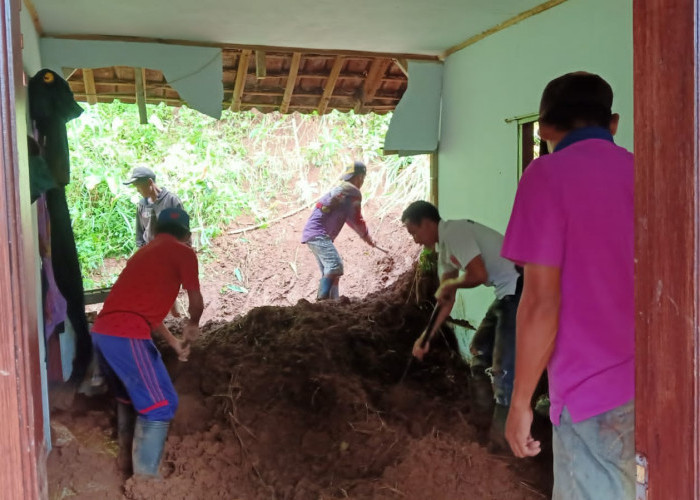 Bencana Alam Datang Lagi, Material Longsor Menimpa Rumah Warga Kabupaten Ciamis