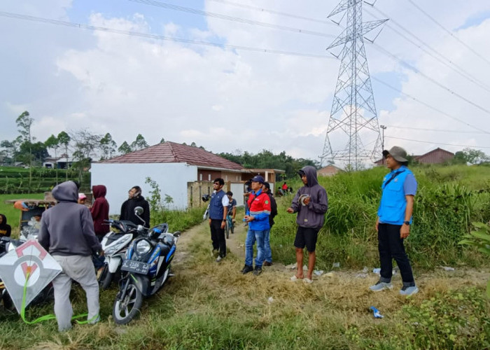 Jaga Keandalan Pasokan Listrik di Garut, PLN UPT Cirebon Tetap Laksanakan Sweeping Layangan Selama Ramadhan