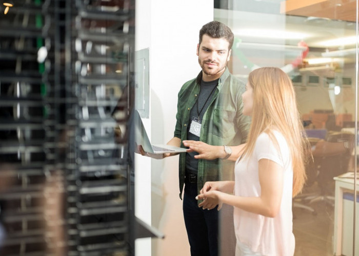 Ruang Server Kantor Sesuai Standar IT? Ini Cara Membangunnya Agar Operasional Tetap Aman