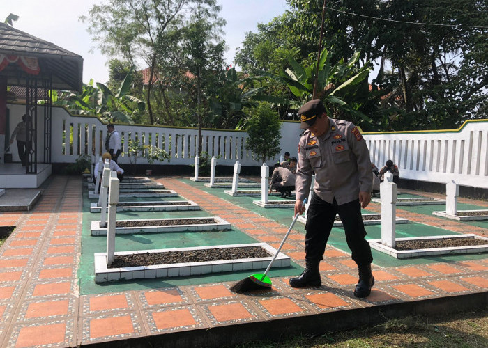 Mengenang Perjuangan KH Zainal Mustofa, Polres Tasikmalaya Bersihkan Taman Makam Pahlawan 