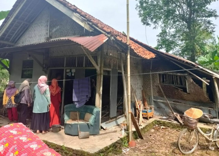 Rumah Milik Habib, Pria Lansia di Kota Banjar, Nyaris Ambruk Setelah Dilanda Hujan Deras