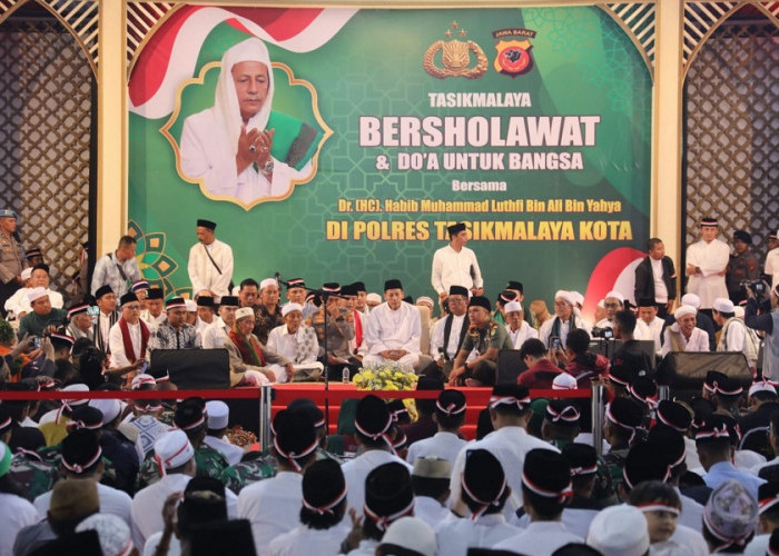 Habib Luthfi Terharu Saat Pimpin Doa Bersama Bertajuk Tasikmalaya Bersholawat untuk Indonesia