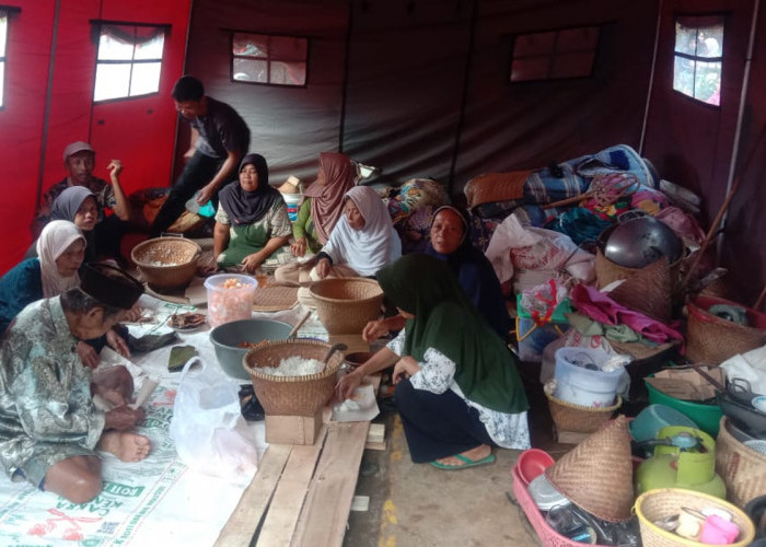 Kisah Sedih Korban Longsor di Tasikmalaya yang Siang Kepanasan Malam Kedinginan di Tenda Pengungsian