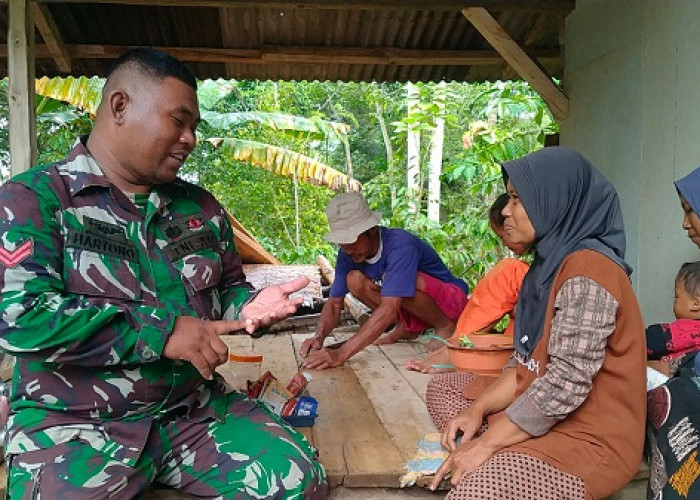 Sambil Jalankan Program TMMD ke-115, Anggota TNI Sosialisasikan Pentingnya Pola Hidup Sehat dari Covid-19
