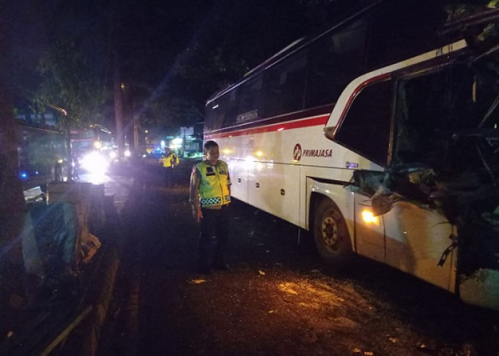 Kronologi Bus Primajasa Menabrak Truk Tronton di Jalan Letnan Harun Tasikmalaya, Sopir Bus Luka-Luka 