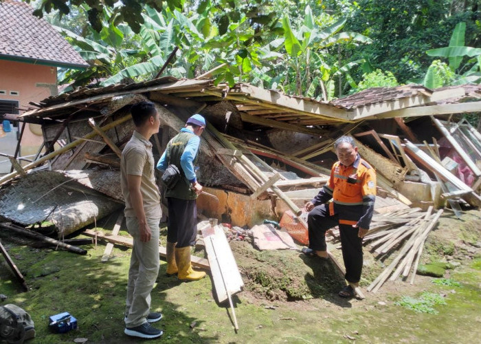 Rumah Milik Kocoh di Kota Banjar Tiba-tiba Ambruk Saat Diguyur Hujan 