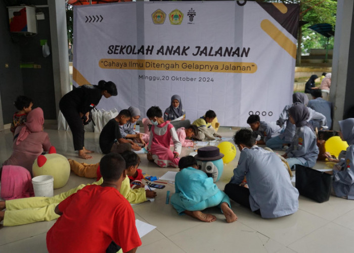 BEM STIA Tasikmalaya Kritik Pemerintah dengan Gelar Sekolah Anak Jalanan di Taman Kota