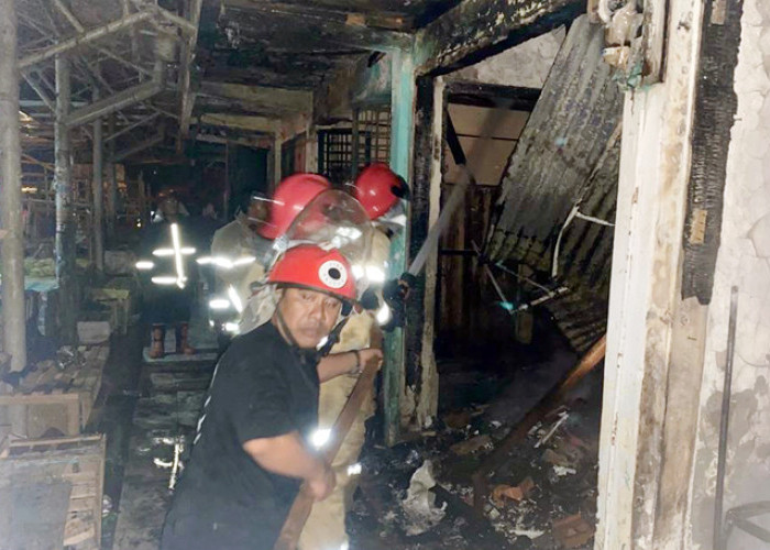 Diduga Korsleting Listrik, 54 Kios Pasar Banjarsari Terbakar