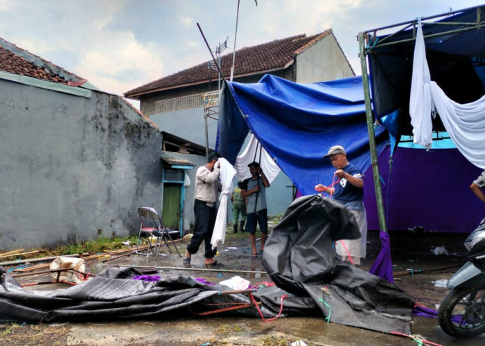 Tenda TPS Pemilu 2024 di Tasikmalaya Roboh saat Pemungutan Suara Akibat Hujan Deras dan Angin Kencang