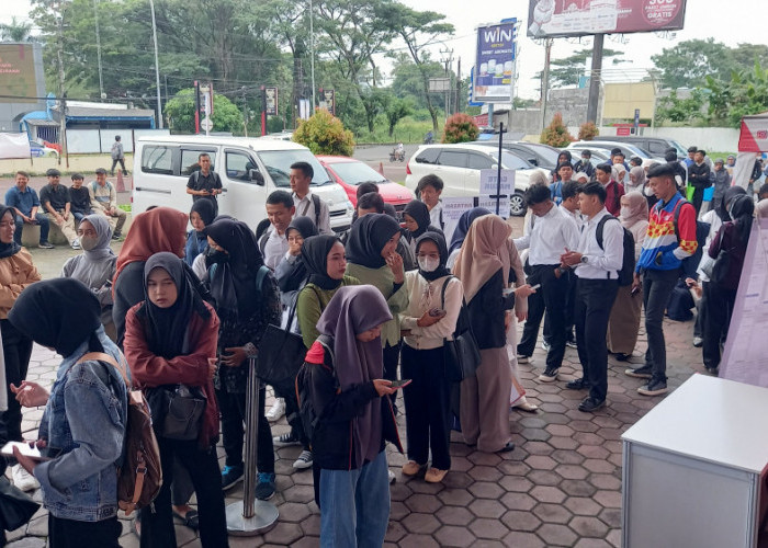 Ribuan Pencari Kerja Berburu Peluang Karier di Job Fair Transmart Kota Tasikmalaya