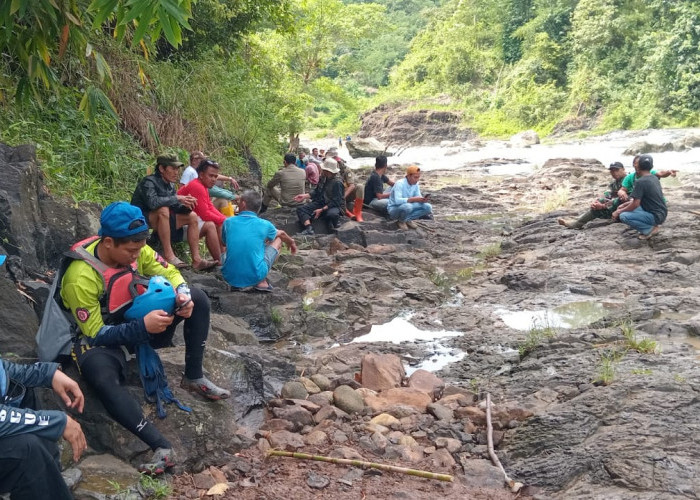 Balita di Tasikmalaya Hilang, Terakhir Terlihat Sedang Hujan-Hujanan di Halaman Rumah