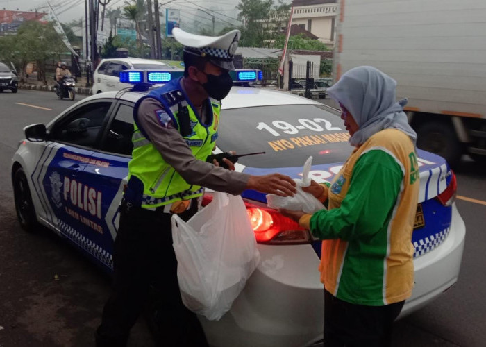 Jumat Berkah, Petugas Kebersihan dapat Nasi Kotak dari Satlantas Polres Banjar 