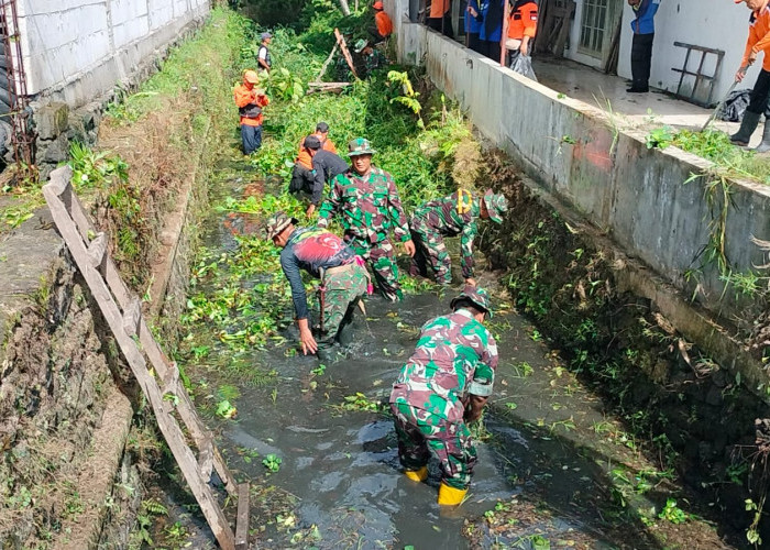 Kodim 0625 Pangandaran Bersihkan Sungai Jelang Musim Hujan