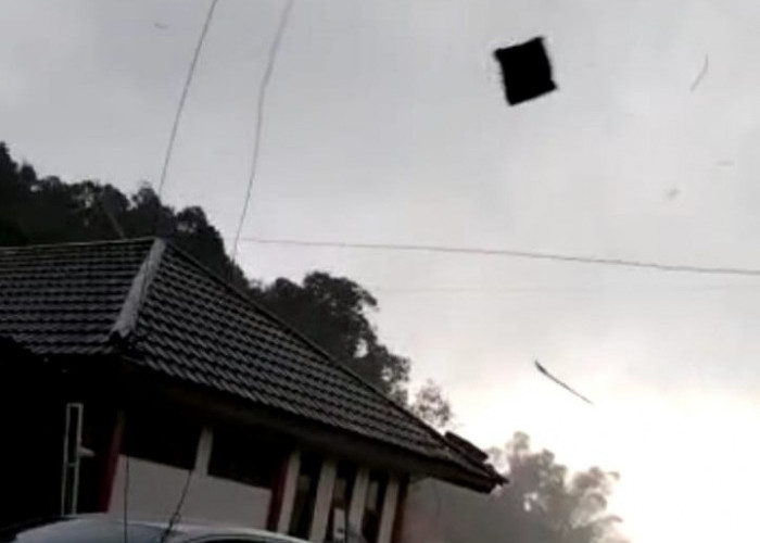 Detik-detik Atap Aula Kantor Kecamatan Panawangan Ciamis Terbang Disapu Angin Timpa Mobil Truk